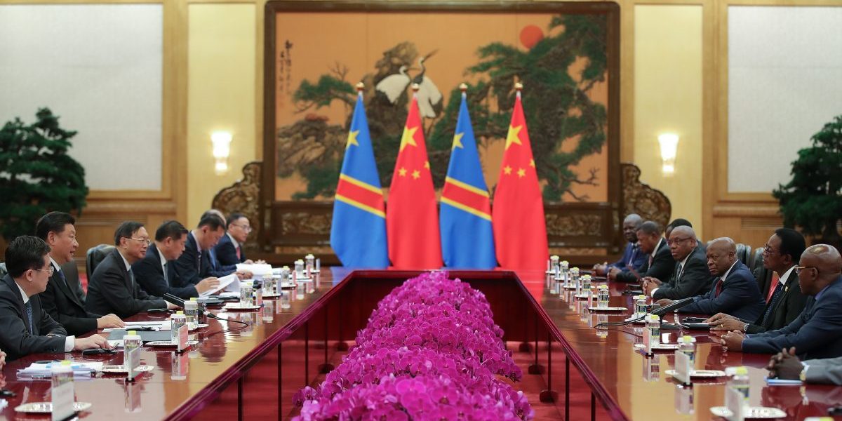 Le président chinois Xi Jinping (2e à gauche) rencontre Bruno Tshibala Nzenze (2e à droite), le Premier ministre de la République démocratique du Congo lors d’une réunion au Palais du peuple, le 6 septembre 2018 à Pékin, en Chine. Image: Getty, Lintao Zhang