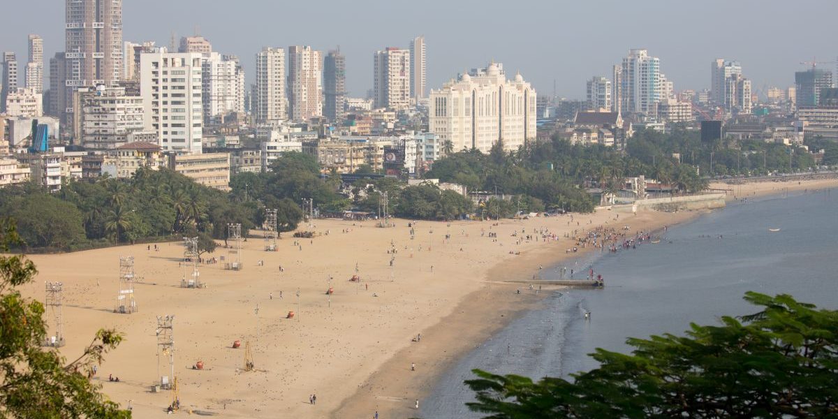 Chowpatty Beach from Kamala Nehru Park lookout on a clear autumn day. Image: Stock, filed image