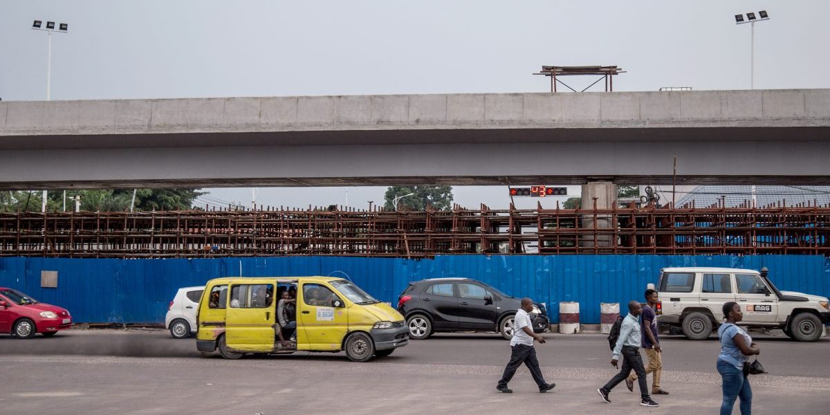 A traffic jam under the construction site of ‘saut-de-mouton’ bridge on Mandela boulevard in Kinshasa, as part of DRC’s President’s ‘100 days’ project. Image: Getty, Junior Kannah/AFP