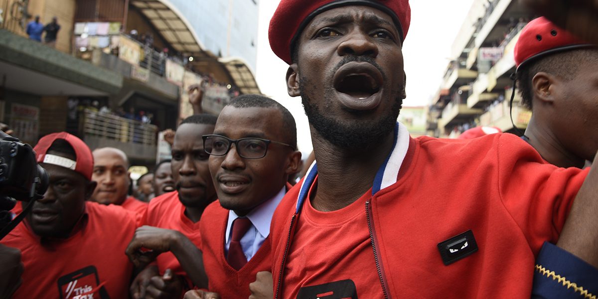TOPSHOT-UGANDA-INTERNET-TAXATION Musician turned politician Robert Kyagulanyi Ssentamu aka Bobi Wine (C) is joined by activists in
Kampala on 11 July 2018 to protest a controversial tax on the use of social media. Image: Getty, Isaac Kasamani/AFP